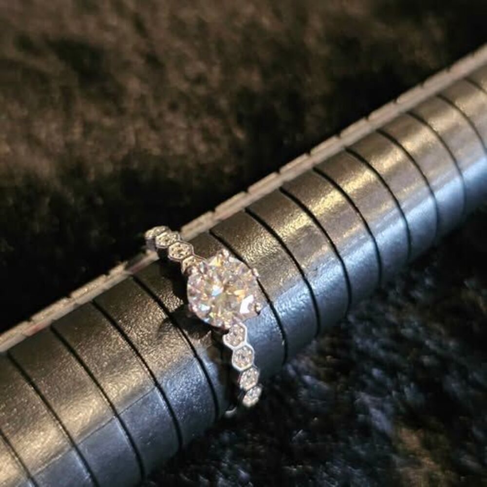 1.0CTW VVSD Moissanite Solitaire in 925 sterling silver. Size 9